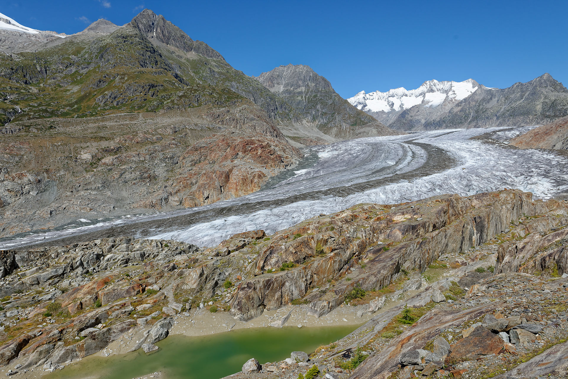 Lac glaciaire, roches polies et striées et glacier