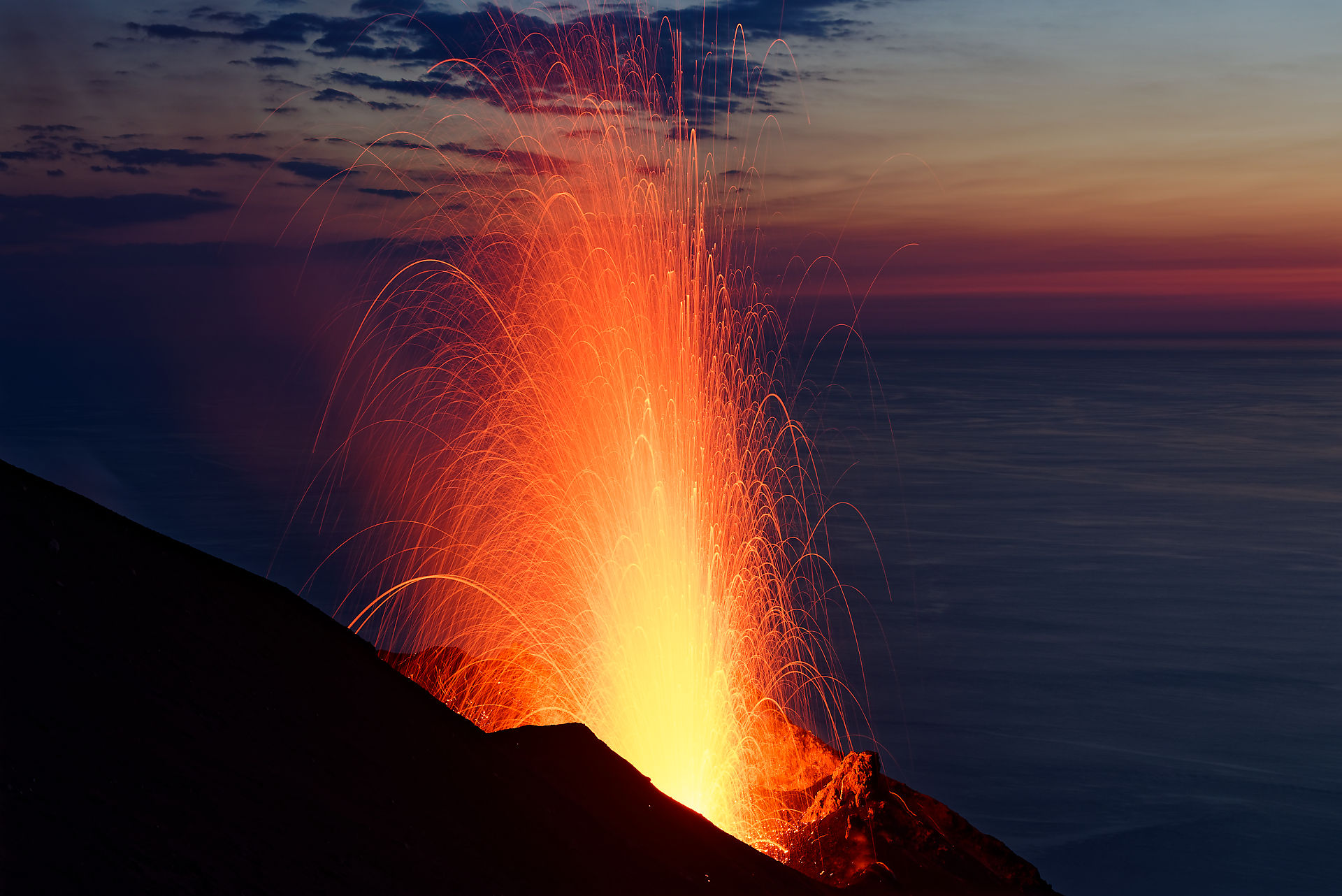 Explosion du Stromboli au-dessus de la mer tyrrhénienne