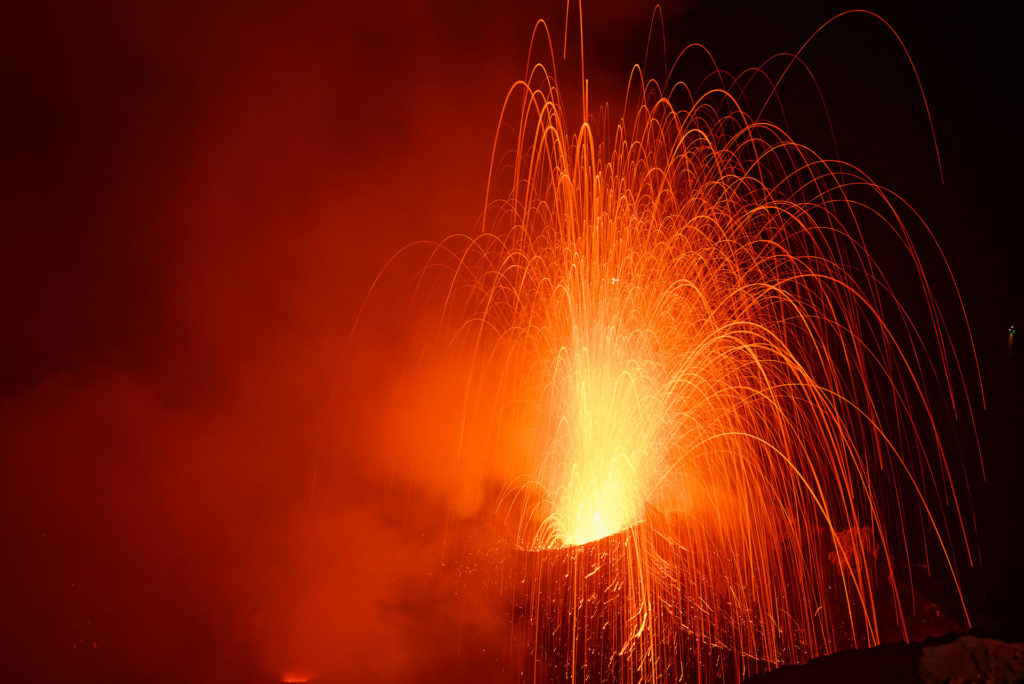 Explosion nocturne au Stromboli