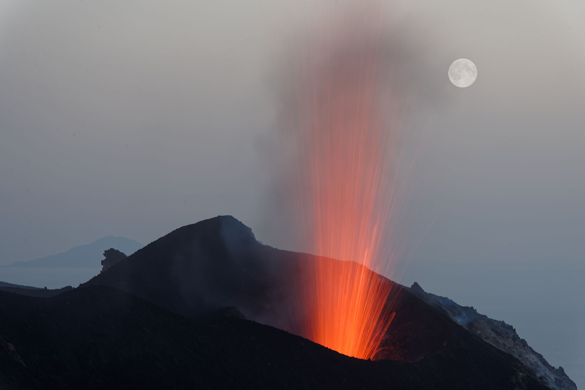 Explosion du Stromboli et la lune