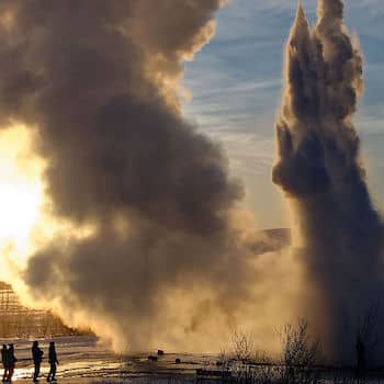 Voyage sur les volcans: geyser en Islande