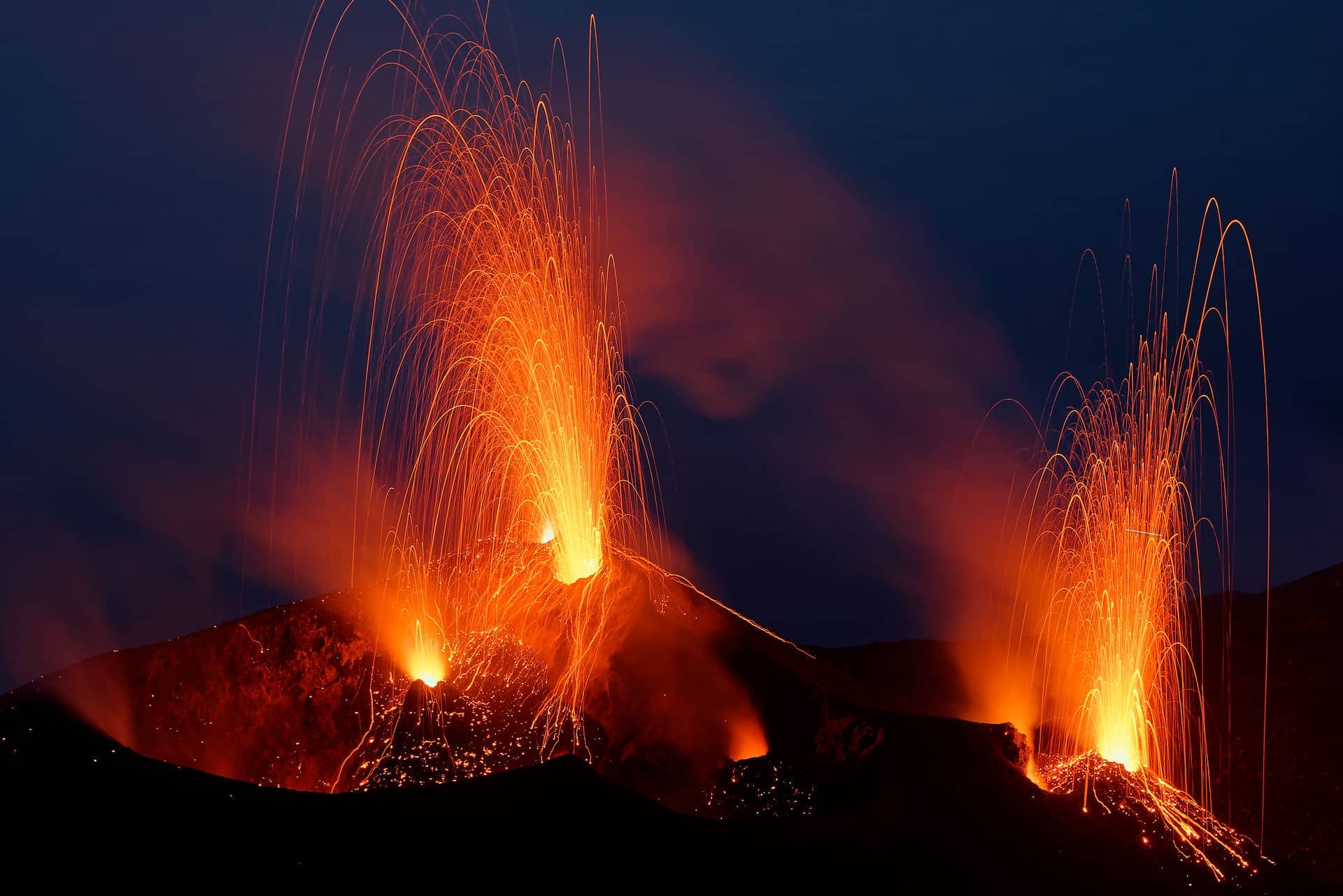 Eruption sur le volcan Stromboli avec ses explosions