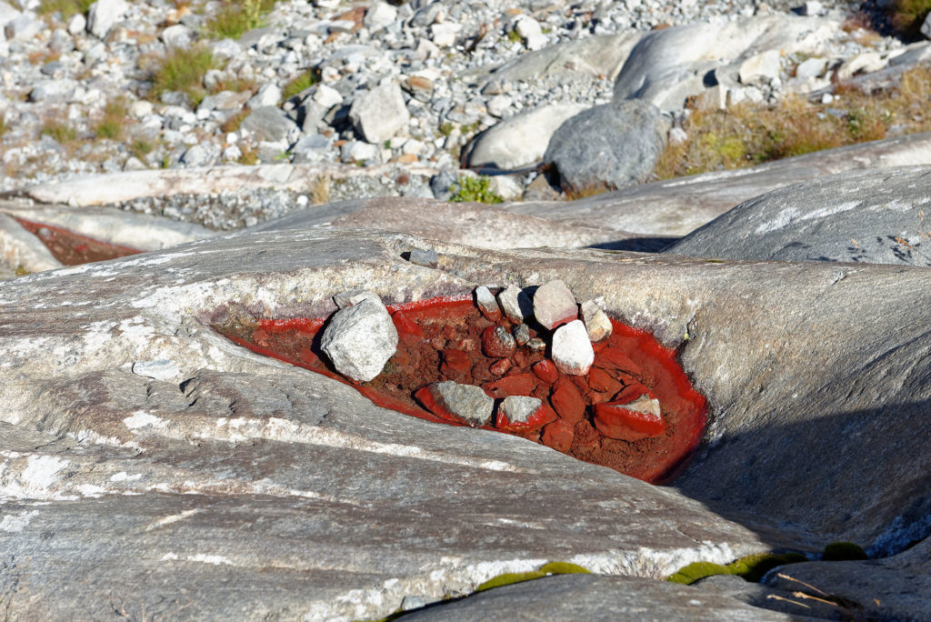 Flaque rouge dans des roches polies