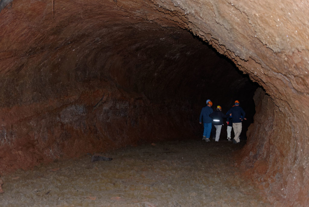 Exploration d'un tunnel de lave à l'Etna