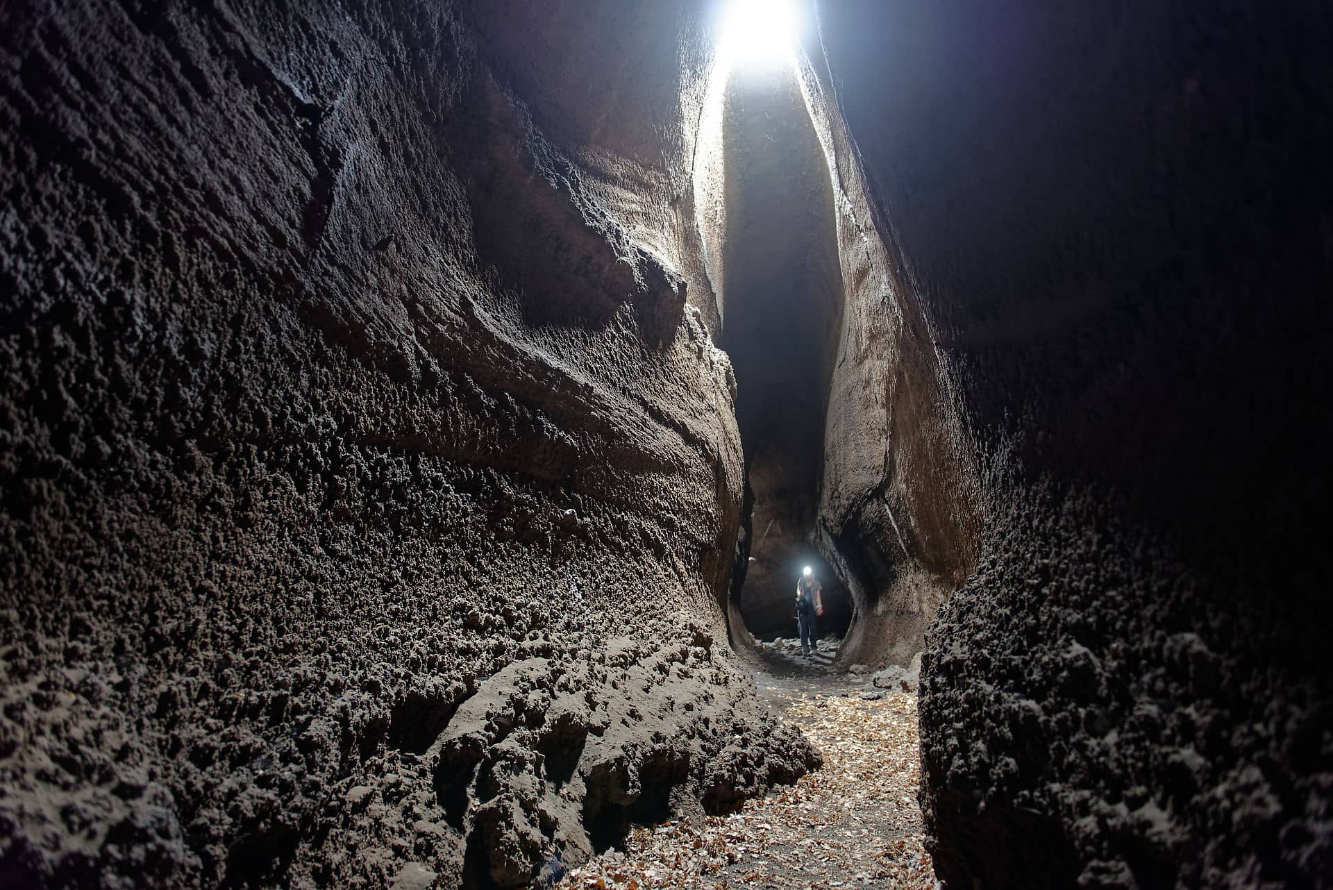 Tunnel de lave à l'Etna